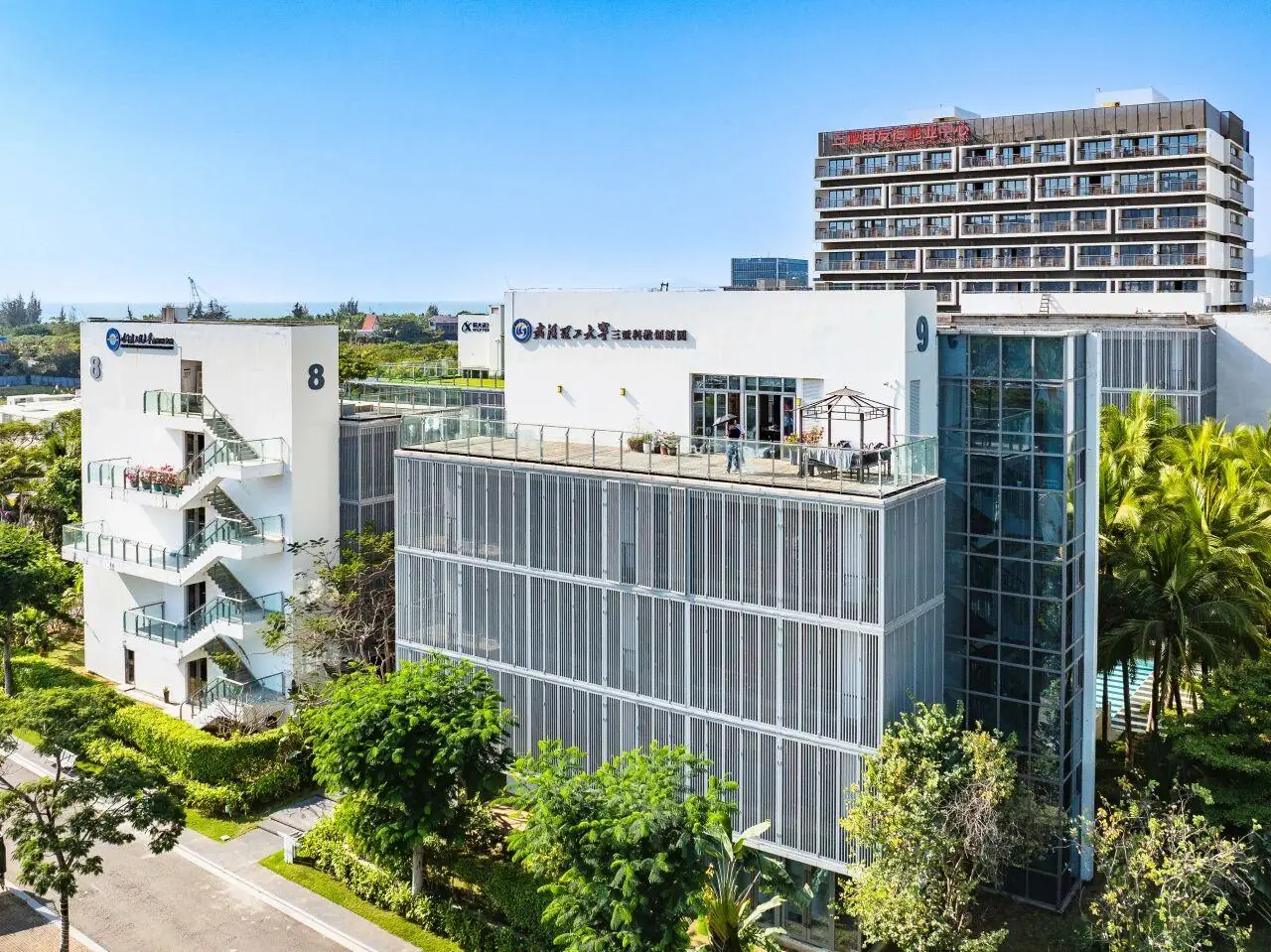 用友产业园8号楼与9号楼外景，公司位于楼顶标有“9”的建筑